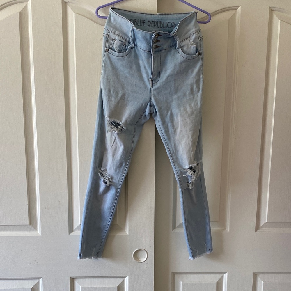 BLUE REPUBLIC Light Blue Distressed Women Jeans. Size 9